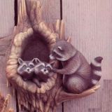 Keramiesche boomstronk met wasberen